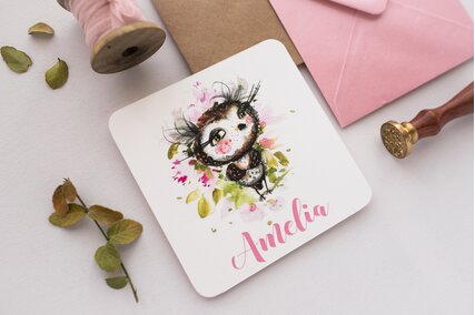 invitatie cu bufnita cu gene si bujori roz cu verdeata si plic roz