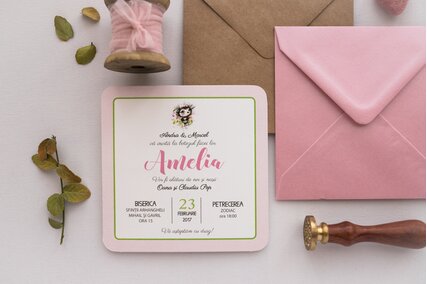 invitatie pentru fetite cu bufnita vesela si flori roz