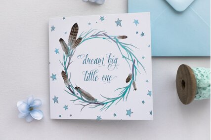 invitatie cu pene si plic albastru patrat