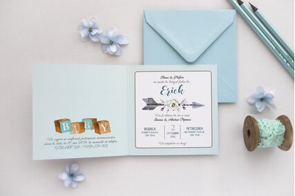 invitatie boho chic cu pene si plic albastru patrat