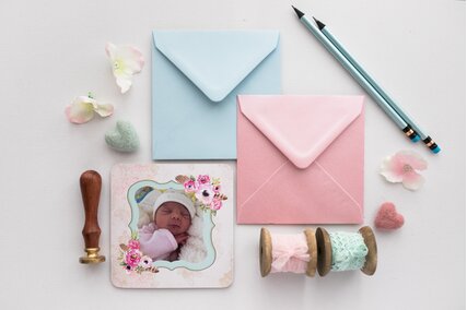 invitatie cu poza bebelus si rama cu flori roz