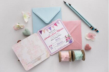 invitatie roz cu poza copil si ghirlanda decorativa cu plicuri roz sau albastru deschis