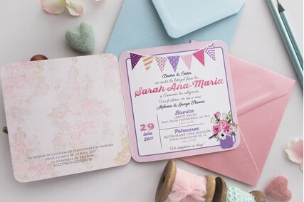 invitatie roz cu poza copil si ghirlanda decorativa cu plicuri roz sau albastru deschis