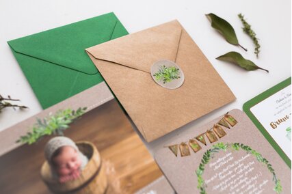 invitatie cu poza bebelus si frunze verzi