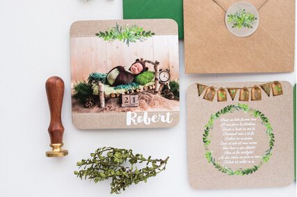 invitatie vintage cu poza bebelus si frunze verzi