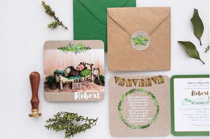 invitatie cu poza bebelus si frunze verzi