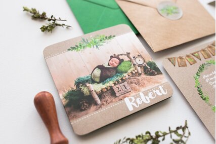 invitatie cu poza bebelus si frunze verzi