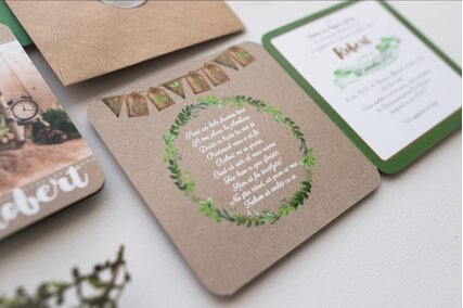 invitatie vintage cu poza bebelus si frunze verzi