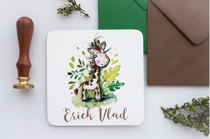 invitatie cu girafa cu gene lungi si padure cu verdeata