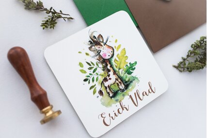 invitatie cu carton texturat si desen cu girafa zambitoare cu gene si verdeata