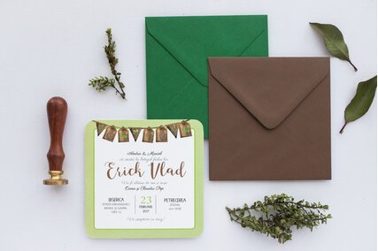 invitatie verde cu maro si ghirlanda din lemn