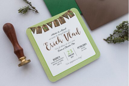 invitatie verde cu maro si ghirlanda din lemn