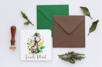 invitatie cu girafa cu gene lungi si padure cu verdeata