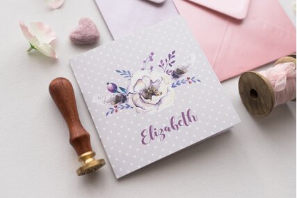 invitatie mov cu pene si anemone cu frunze si macese lila cu plic roz