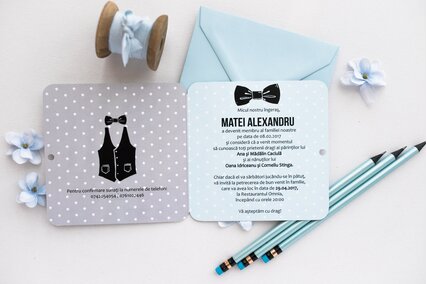 invitatie eleganta cu papion si job in dungi cu albastru si gri