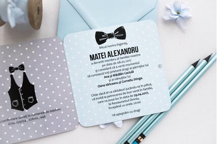 invitatie albastru cu papion si costum baietel elegant de botez