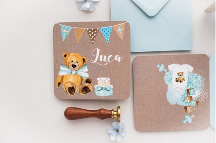 invitatie vintage cu ursulet si tort albastru cu ghirlanda cu buline