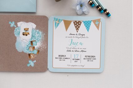 invitatie cu ursulet si tort albastru cu ghirlanda cu buline