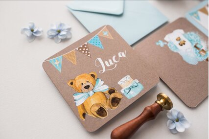 invitatie botez cu ursulet albastru cu fundita si tort