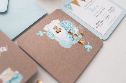 invitatie botez cu haine baietel cu ursulet