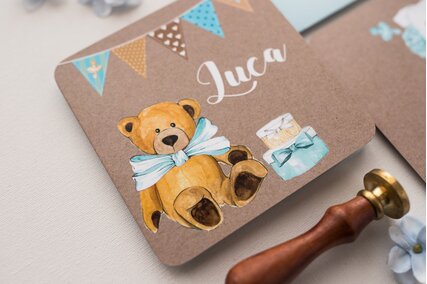 invitatie cu ursulet si ghirlanda cu tort albastru deschis