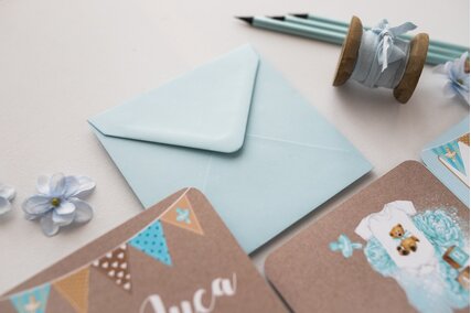 invitatie vintage cu ursulet si plic albastru deschis