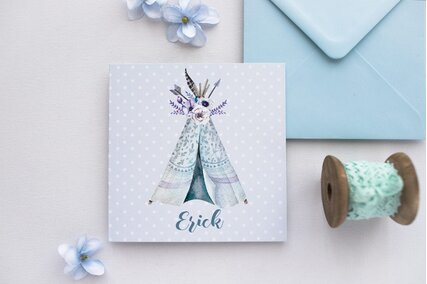 invitatie boho cu cort si flori cu albastru