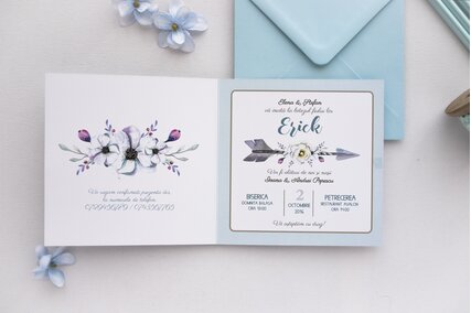 invitatie boho cu cort si flori cu albastru