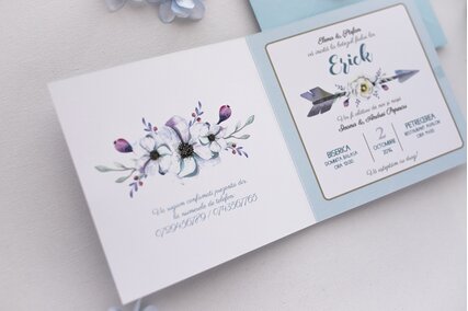 invitatie boho chic de botez cu albastru si sageata chic