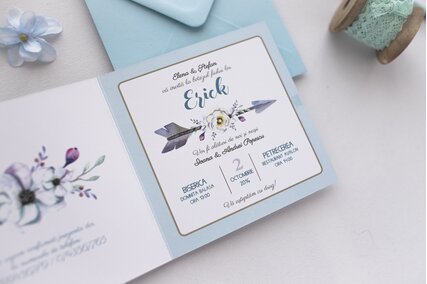 invitatie boho chic de botez cu albastru si sageata chic