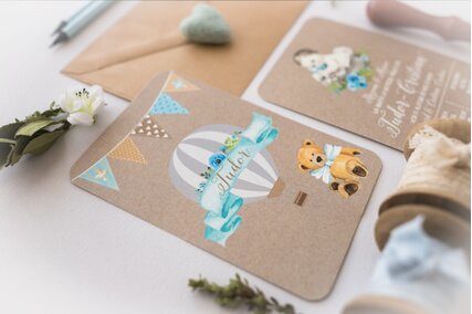 invitatie cu balon albastru si ursulet pe carton texturat de botez