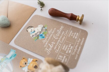 invitatie cu balon albastru si ursulet pe carton texturat de botez cu plic kraft