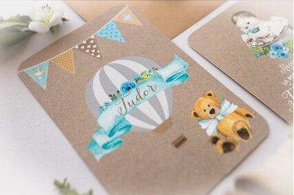 invitatie cu balon albastru si ursulet pe carton texturat de botez cu plic kraft