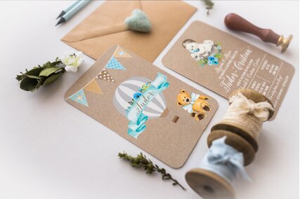 invitatie vintage de botez cu balon albastru si ursulet pe carton texturat cu plic kraft