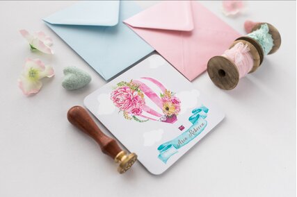 invitatie cu balon in nori si flori roz cu plic roz sau albastru deschis