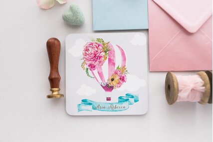 invitatie cu balon in nori si flori roz cu plic roz sau albastru deschis