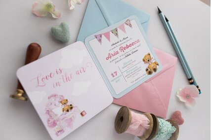 invitatie cu balon in nori si ursulet cu tort roz