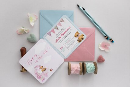 invitatie cu balon in nori si ursulet cu tort roz