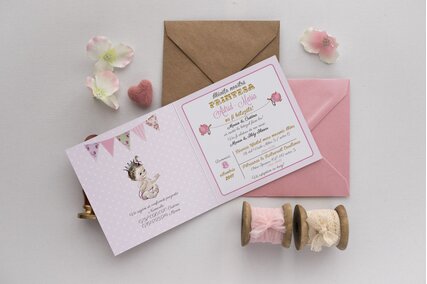 invitatie roz cu fetita printesa si buline