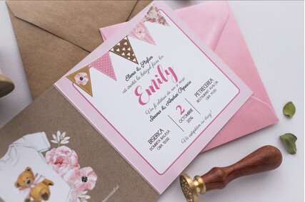 invitatie vintage cu ursulet si tort roz cu fundita si plic roz sau kraft