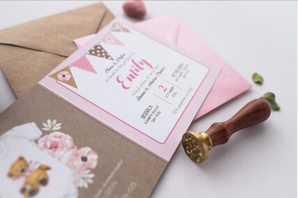 invitatie de botez vintage cu ursulet roz si flori