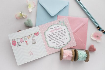invitatie de botez roz pentru fete cu buline si pasari verzi