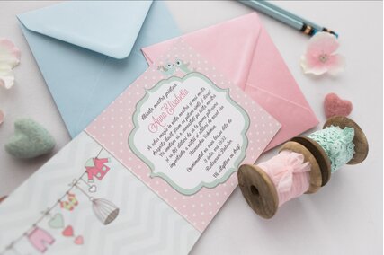 invitatie de botez roz pentru fete cu buline si pasari verzi