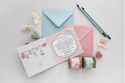 invitatie de botez roz pentru fete cu buline si pasari verzi