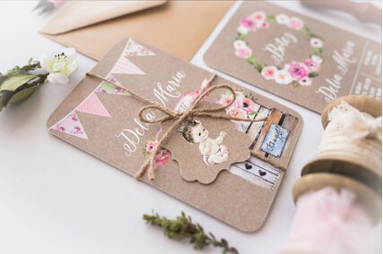 invitatie vintage cu carton texturat deosebit legata cu sfoara natur si biletel cu fetita