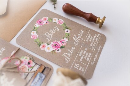 invitatie vintage cu fetita si coronita din flori rozinvitatie vintage cu fetita si coronita din flori roz