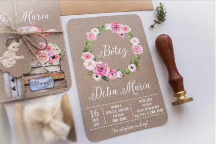 invitatie vintage cu fetita si coronita din flori roz