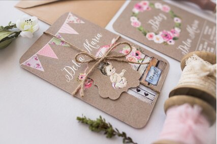 invitatie vintage cu carton texturat deosebit legata cu sfoara natur si biletel cu fetita