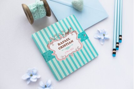 invitatie cu mint si dungi cu plic albastru pentru baieti