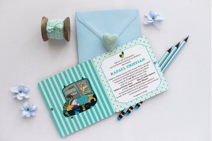 invitatie cu valiza de jucarii si dungi turquoise si plic albastru
